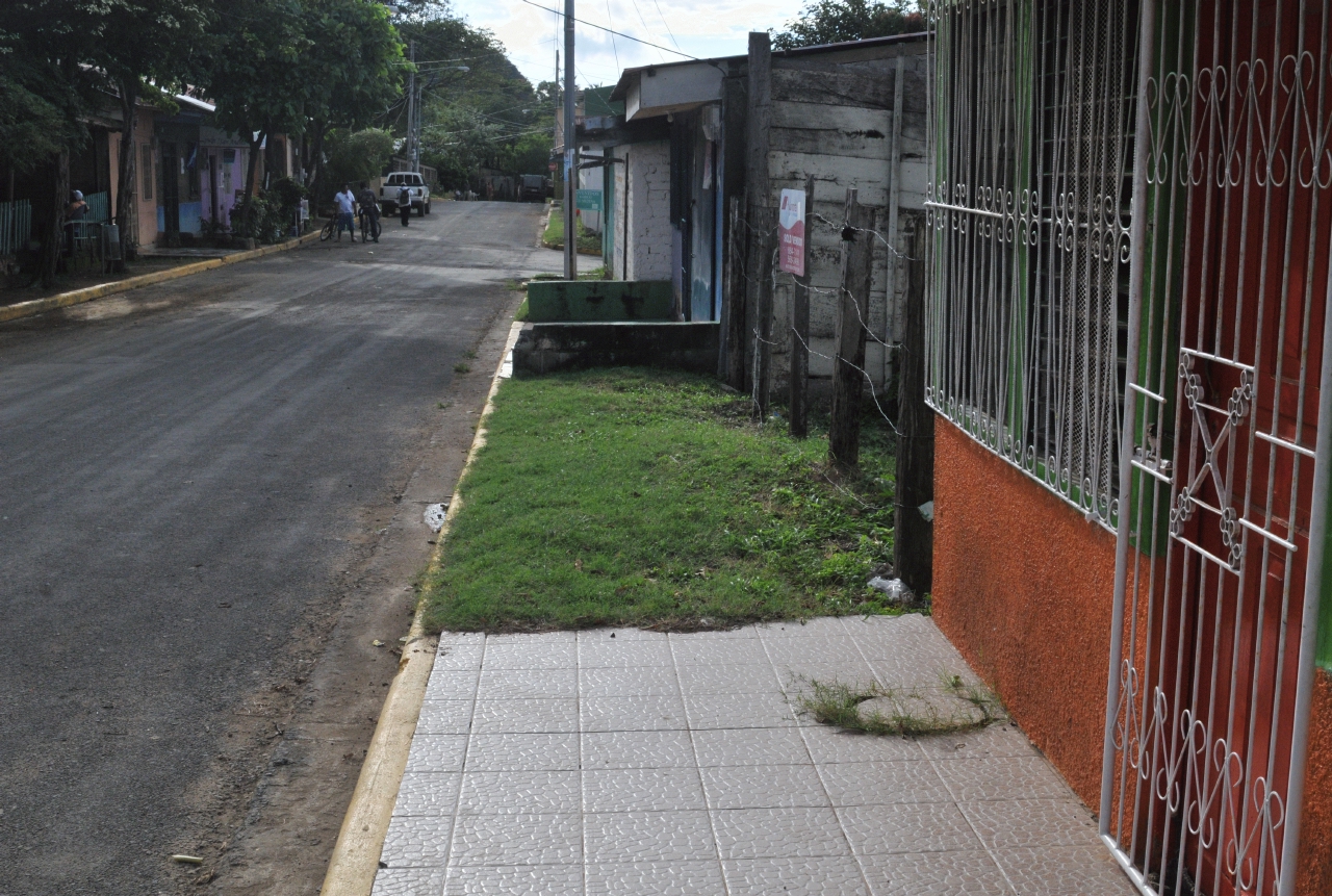 ./Sidewalk_Nicaragua_20111120_152023_B12_2308.jpg