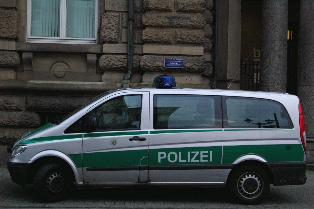 ./Police_Car_20080307_091128_Karlsruhe_Germany_DSC_0542.jpg