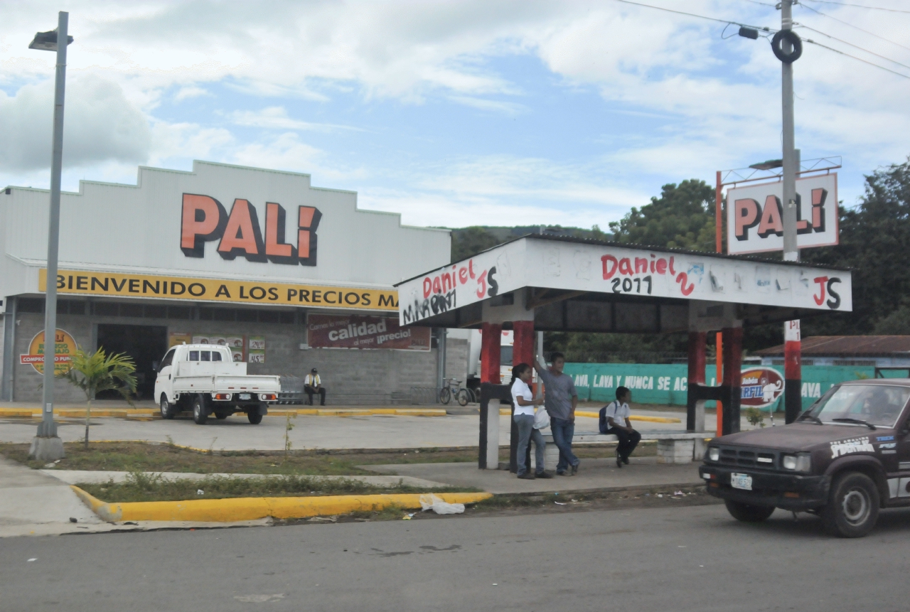 ./Nicaragua_Bus_Stop_20111116_110737_B12_0892.jpg