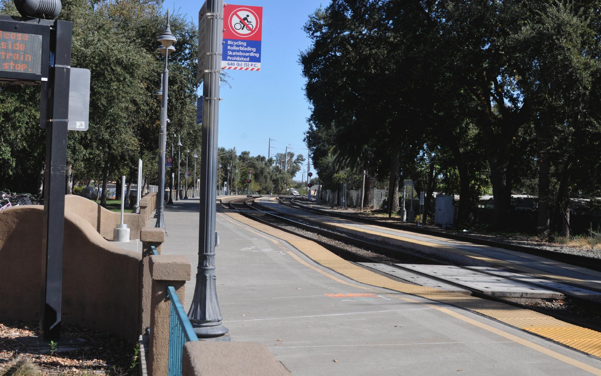 ./Amtrak_Davis_California_Station_20191018_120751_C19_5123.jpg