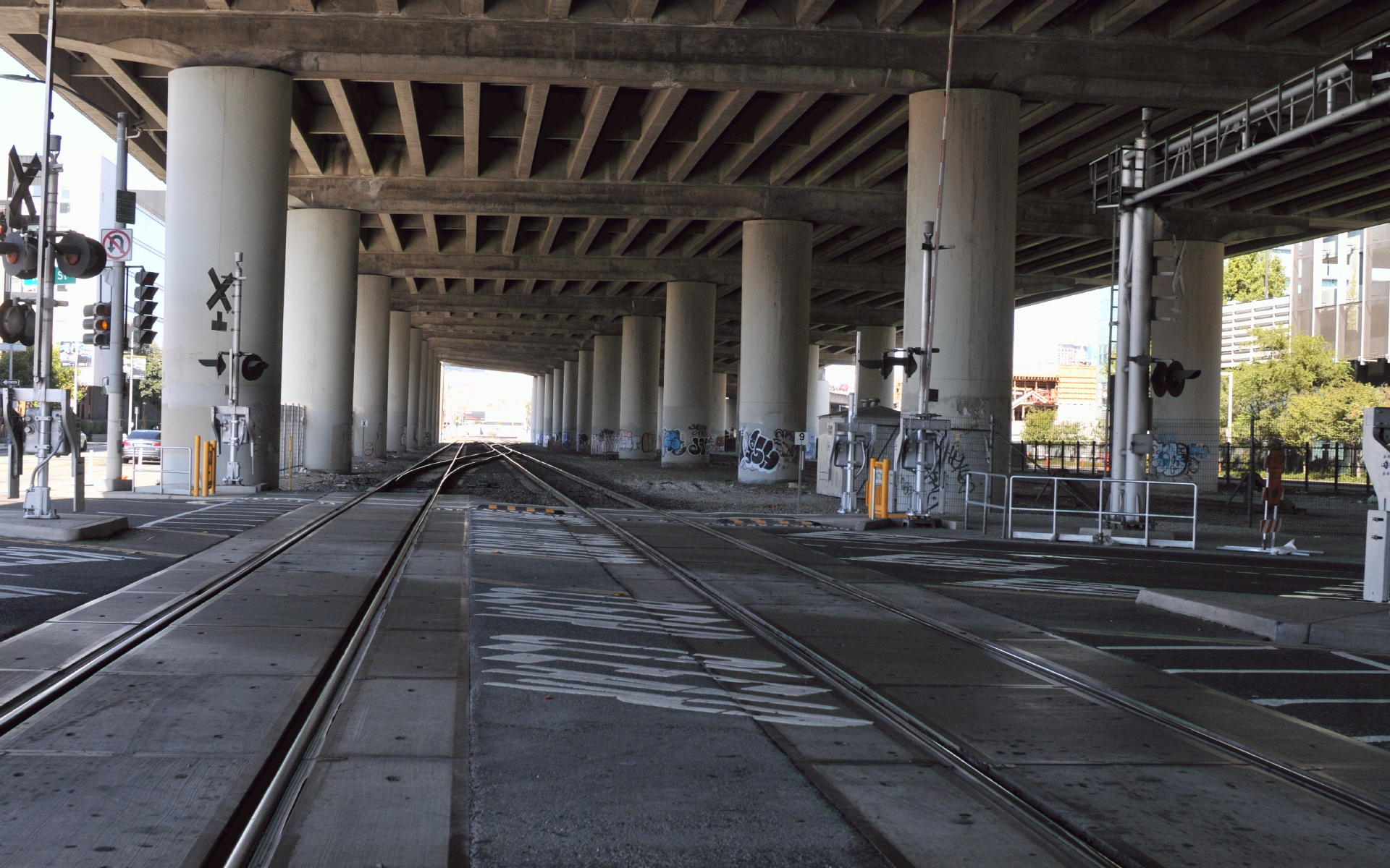 ./Caltrain_16th_Street_Grade_Crossing_20191013_114121_C19_4389.jpg