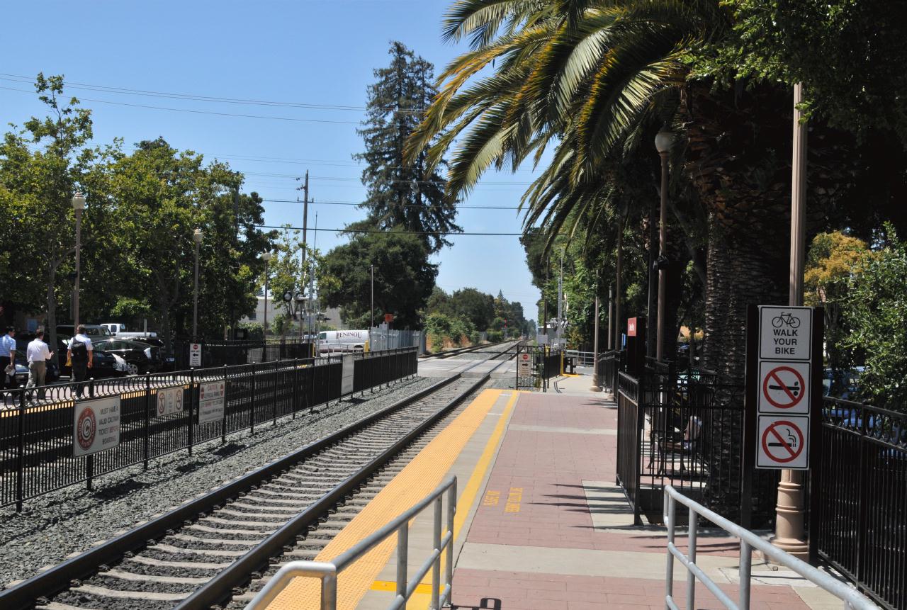 ./Menlo_Park_Caltrain_Station_20100720_141717_BCX_7447.jpg