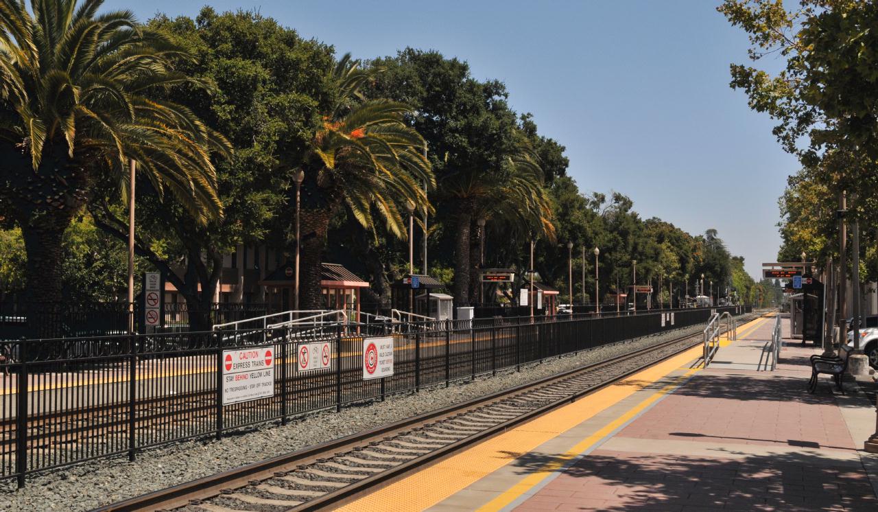 ./Menlo_Park_Caltrain_Station_20100720_141922_BCX_7453.jpg