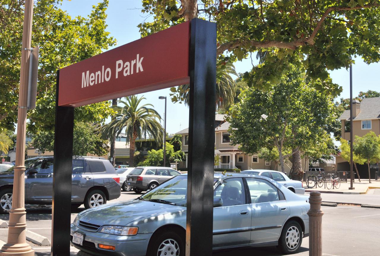 ./Menlo_Park_Caltrain_Station_20100720_141930_BCX_7454.jpg