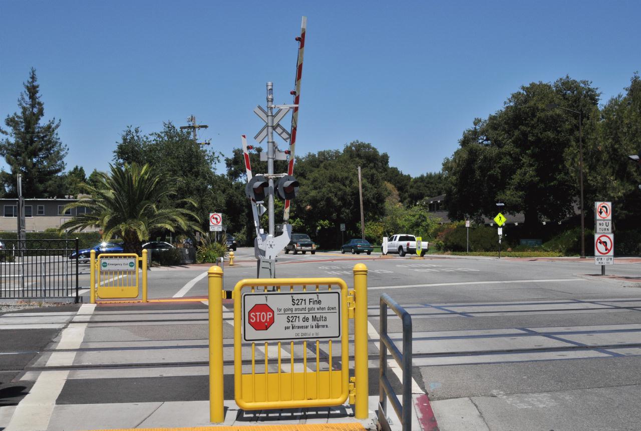 ./Menlo_Park_Caltrain_Station_20100720_142533_BCX_7477.jpg