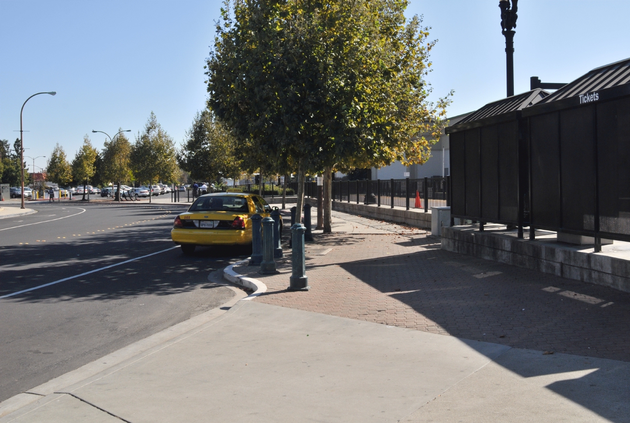 ./Caltrain_Redwood_City_Station_20111101_125620_B11_8123.jpg